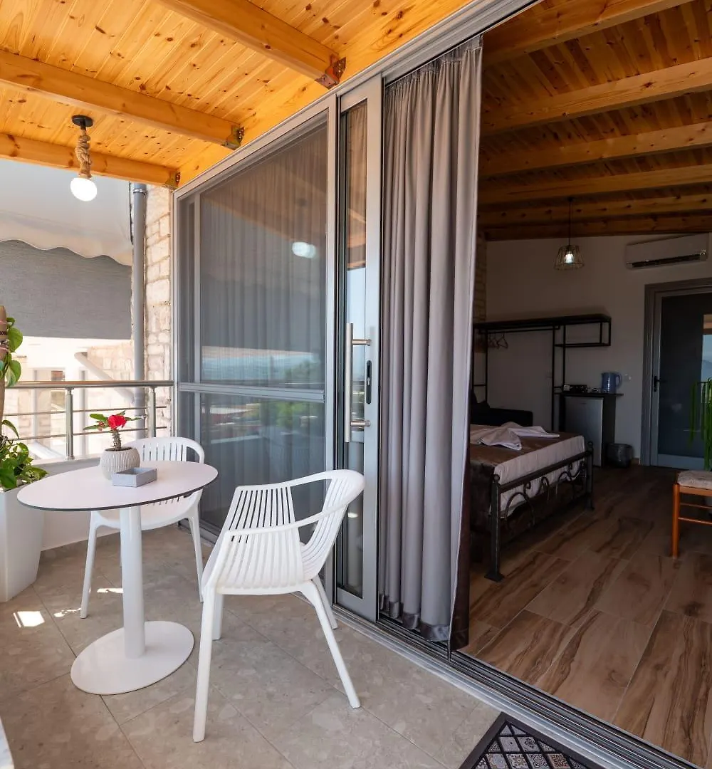 Villa Hasani 24 Sarandë 0*,